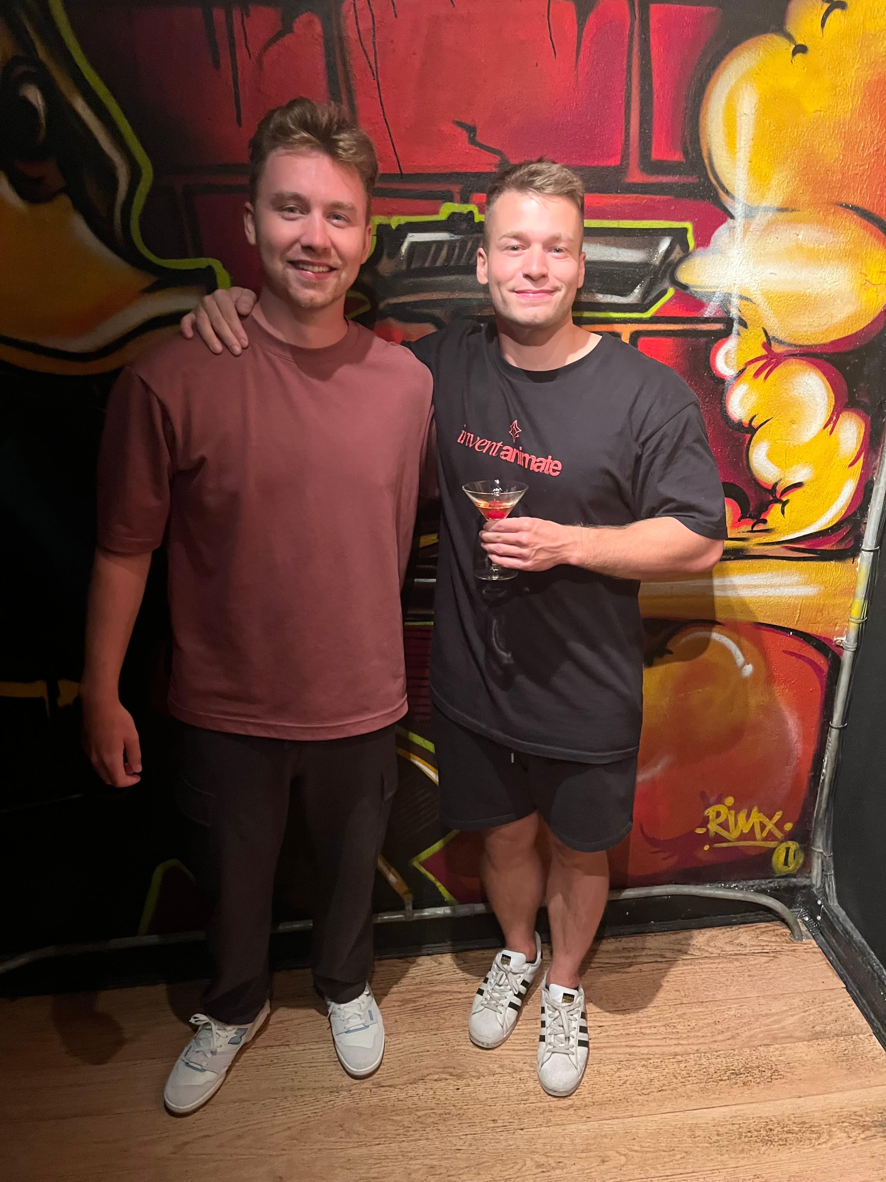 Two bad dart players